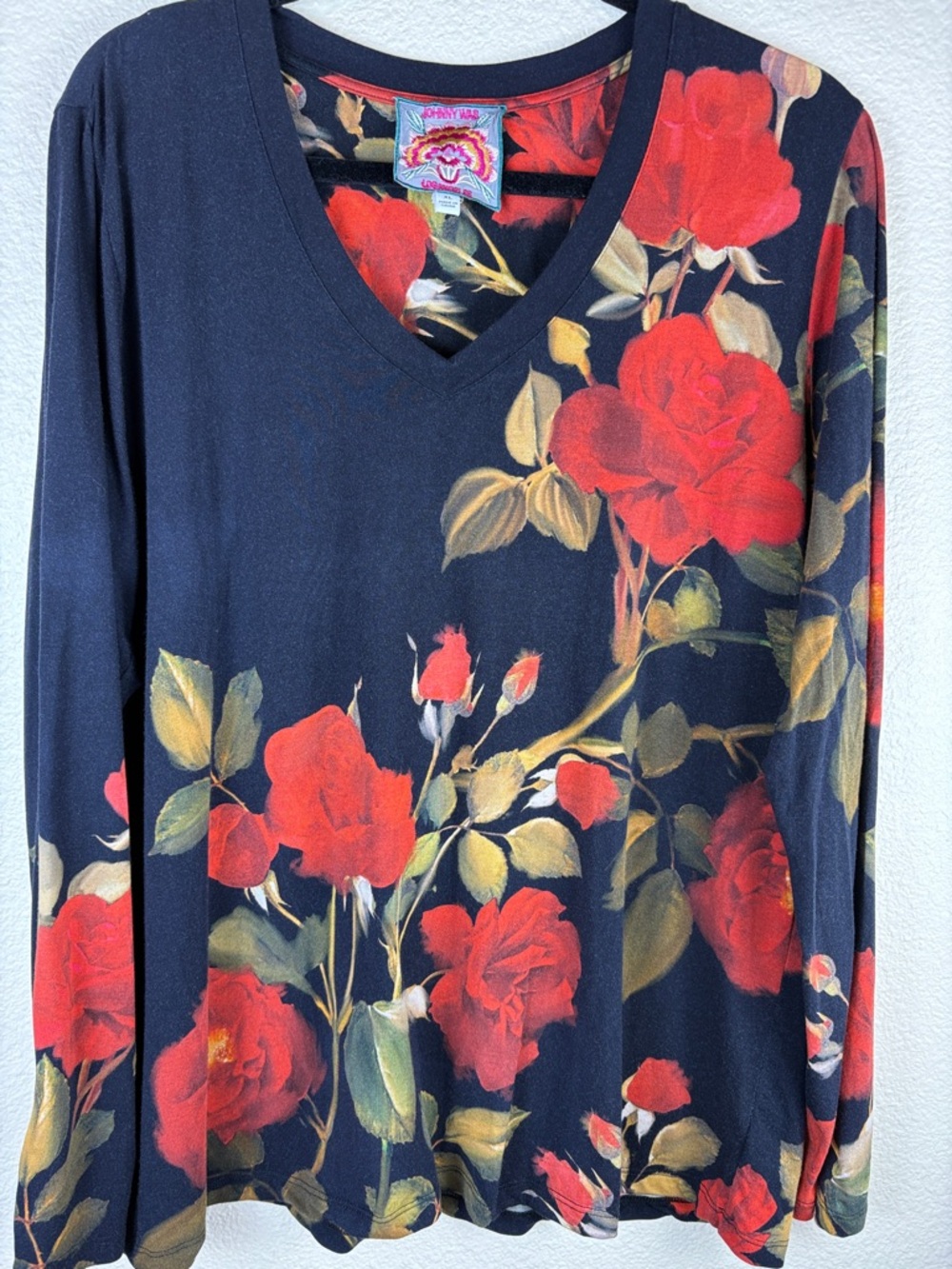Johnny Was THE JANIE FAVORITE LONG SLEEVE V‑NECK TEE Red Roses on Black Size XL